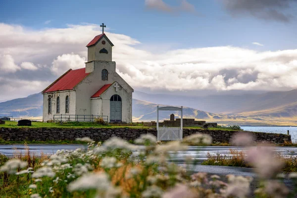 Innra-Holmskirkja-Kirche mit Friedhof in Island — Stockfoto