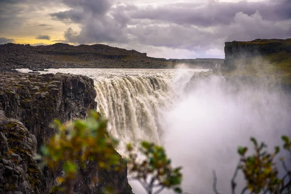 Dettifoss vízesés található a Jokulsa a Fjollum folyó Izlandon — Stock Fotó