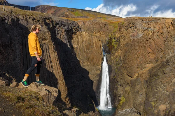 Jeune randonneur debout à la cascade Litlanesfoss en Islande — Photo