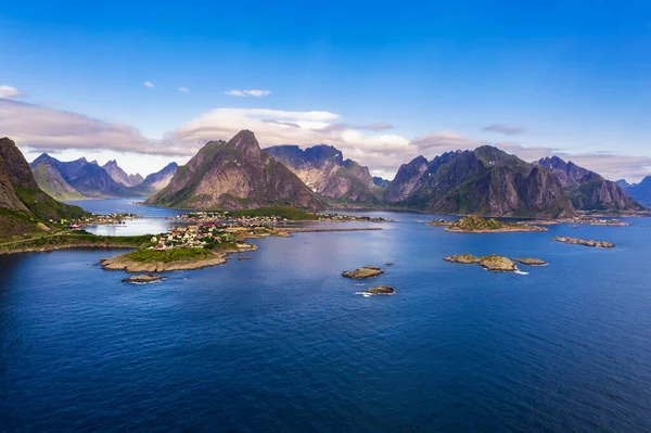 Reine vila piscatória cercada por altas montanhas nas ilhas Lofoten — Fotografia de Stock