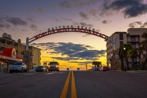 ป้ายต้อนรับชายหาด Daytona ขยายข้ามถนนตอนพระอาทิตย์ขึ้น — ภาพถ่ายสต็อก