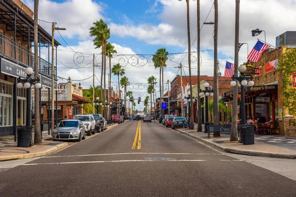 7th Avenue en la histórica ciudad de Ybor en Tampa Bay, Florida — Foto de Stock