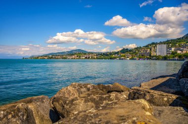 Montreux, İsviçre, tepedeki binalar ve Cenevre Gölü. Montreux, Vaud veya İsviçre Riviera adlı bir bölgenin merkezinde yer almaktadır..
