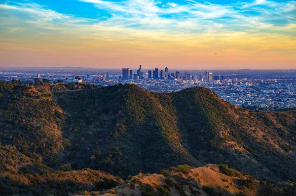 Griffith Gözlemevi 'nin günbatımı manzarası ve Los Angeles silueti Mount Lee' den, Hollywood Hills ön planda.