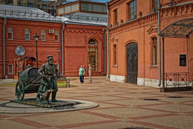 St. Petersburg Su Taşıyıcı Anıtı 20.06.2019. Bir varil su çeken bir su taşıyıcısının gerçek boyutunda bir figür ve önünde bir köpek koşuyor..