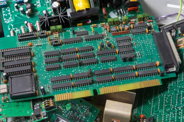 Elektronik PCB devre kartının seçici odak noktası. Elektronik atıkların geri dönüşümü ve bertaraf edilmesi.