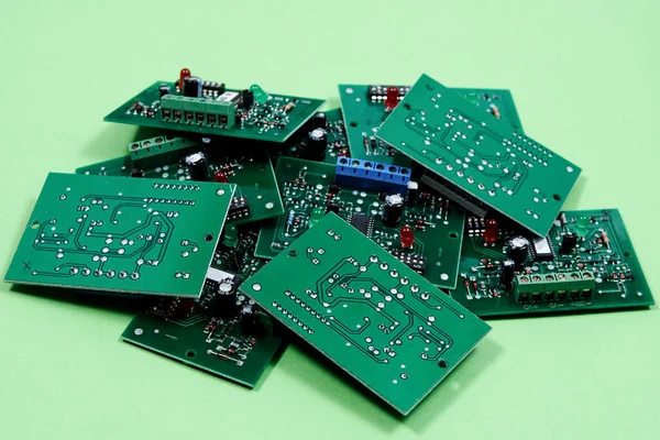 Electronic Printed Circuit Boards Green Background Recycling Electronic Waste Repairing — Stock Photo, Image