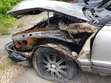 Chelyabinsk, Rusya, 28 Mayıs 2020. Yanmış, arızalı bir araba yangından sonra otoparkta paslanıyor. Araba kazasından sonra geri dönüşüm kavramı.