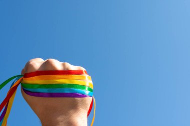Gay gurur konsepti. El yapımı birlik ve dayanıklılık işareti LGBT gökkuşağı bilekliği