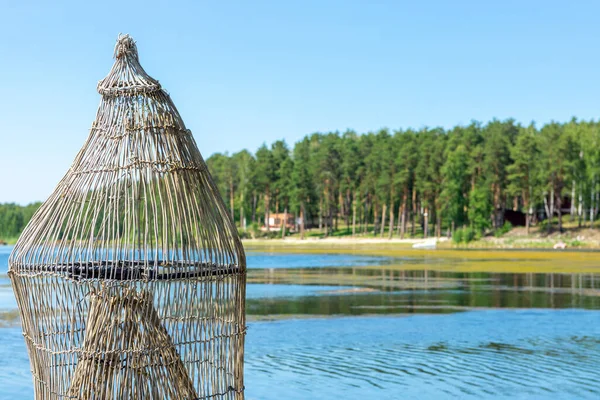 Pułapka Ryby Drewnianym Pomoście Nad Brzegiem Jeziora Letni Dzień — Zdjęcie stockowe