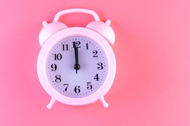 Pembe arka planda Pastel pembe saat. Asgari zaman kavramı. Noel arifesi ya da yeni yıl fikri.