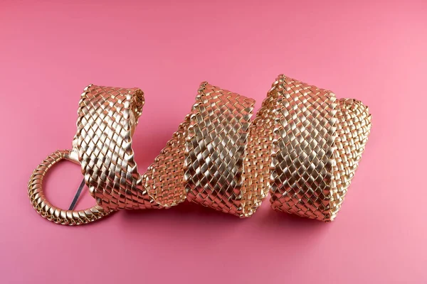 Cinturón Mujer Oro Aislado Sobre Fondo Rosa —  Fotos de Stock