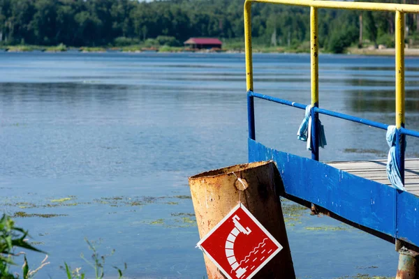 Drewniany Most Nad Brzegiem Jeziora Znak Dolotowy Dla Wozów Strażackich — Zdjęcie stockowe