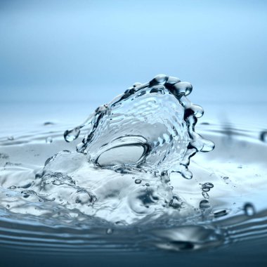 Mavi arka planda bir su damlası