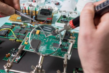 Atölyedeki elektronik cihazların tamiri. Elektronik atıkların kurtarılması ve imha edilmesi.