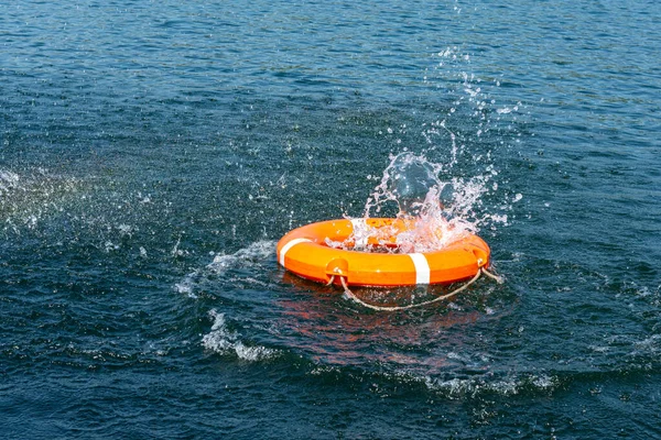 Boa Salvataggio Arancione Mare Sull Acqua Boa Salvataggio Caduta Con — Foto Stock