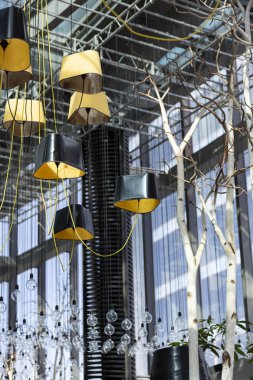 Restoranda siyah ve sarı tavan lambaları. 