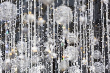 Moskova sokaklarında farklı boyutlarda Noel fenerleri. Rusya