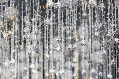 Moskova sokaklarında farklı boyutlarda Noel fenerleri. Rusya