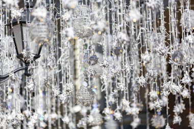 Moskova sokaklarında farklı boyutlarda Noel fenerleri. Rusya