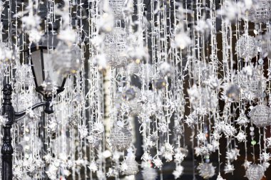 Moskova sokaklarında farklı boyutlarda Noel fenerleri. Rusya