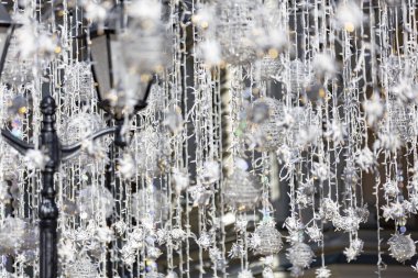 Moskova sokaklarında farklı boyutlarda Noel fenerleri. Rusya