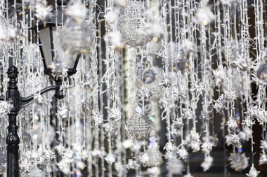 Moskova sokaklarında farklı boyutlarda Noel fenerleri. Rusya