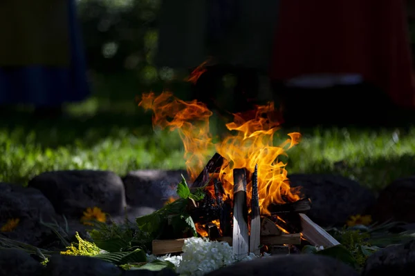 Una Hoguera Ardiente Día Verano Con Flores Ella — Foto de Stock