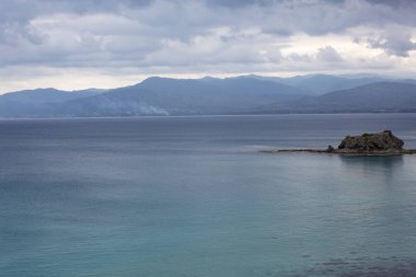 Kıbrıs 'ın küçük adası ile Chrysochou Körfezi' nin güzel manzarası