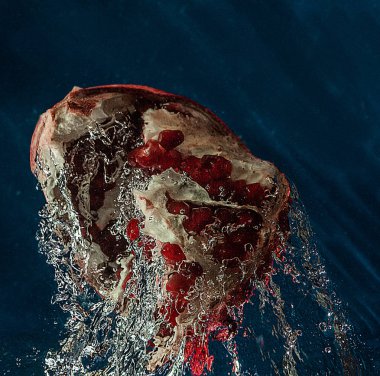 Narın sulu tadı. Bir su spreyi. Yazın tazeliği. Meyve. Meyve tazeliği. nar suyu. Soyutlama. Natürmort. Nar bir tat patlaması gibidir..