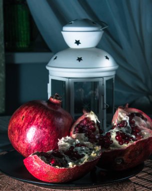 Narla natürmort. Narın sulu tadı. Yazın tazeliği. Meyve. Meyve tazeliği. nar suyu. Soyutlama. Natürmort. Nar bir tat patlaması gibidir..