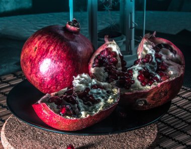 Narla natürmort. Narın sulu tadı. Yazın tazeliği. Meyve. Meyve tazeliği. nar suyu. Soyutlama. Natürmort. Nar bir tat patlaması gibidir..