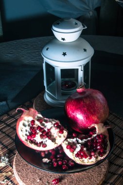 Narla natürmort. Narın sulu tadı. Yazın tazeliği. Meyve. Meyve tazeliği. nar suyu. Soyutlama. Natürmort. Nar bir tat patlaması gibidir..