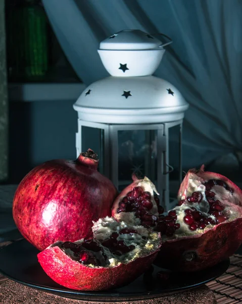 Narla natürmort. Narın sulu tadı. Yazın tazeliği. Meyve. Meyve tazeliği. nar suyu. Soyutlama. Natürmort. Nar bir tat patlaması gibidir..