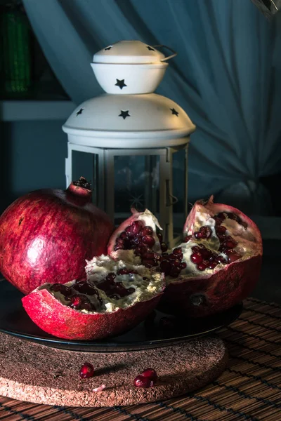 Narla natürmort. Narın sulu tadı. Yazın tazeliği. Meyve. Meyve tazeliği. nar suyu. Soyutlama. Natürmort. Nar bir tat patlaması gibidir..