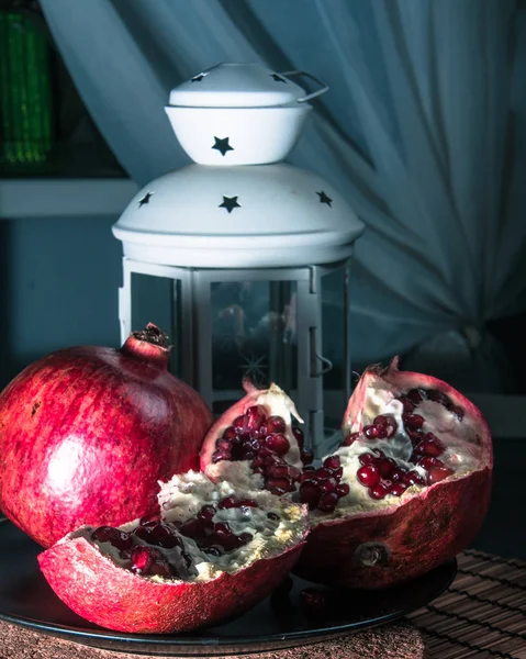 Narla natürmort. Narın sulu tadı. Yazın tazeliği. Meyve. Meyve tazeliği. nar suyu. Soyutlama. Natürmort. Nar bir tat patlaması gibidir..