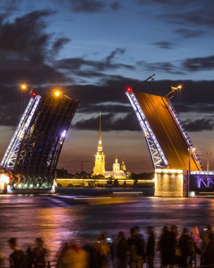 St. Petersburg'un ünlü asma köprüleri. Asma Köprü. Gece şehri. Neva nehri üzerindeki şehir. Saray köprüsü. Saray seti. Geceleri şehir ışıkları. Kuzey başkenti. St. Petersburg şehrinin kartviziti.