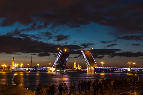 圣彼得堡著名的吊桥 夜城涅瓦河上的城市 宫殿桥 宫殿堤坝 城市在晚上亮灯 北方首都 圣彼得堡市名片 — 图库照片