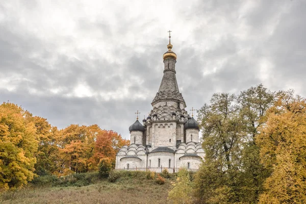 Красивый Осенний Пейзаж Старой Церковью — стоковое фото