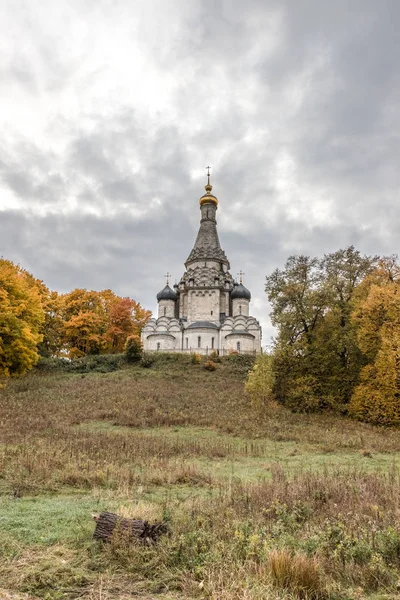 Красивый Осенний Пейзаж Старой Церковью — стоковое фото