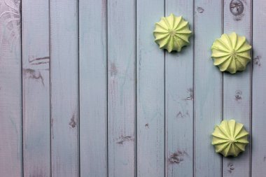 Elma yeşili ev yapımı şekerlemeler. Hafif ahşap bir masada marşmelov. Yukarıdan görünüşü.