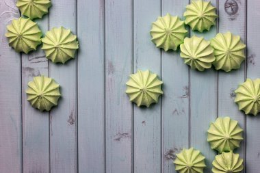 Elma yeşili ev yapımı şekerlemeler. Hafif ahşap bir masada marşmelov. Yukarıdan görünüşü.