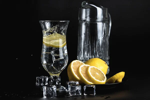 Шматочки Лимона Потрапляють Склянку Стеблі Карафе Води Натюрморт Скляних Предметів — стокове фото
