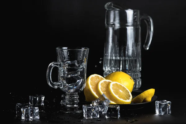 Натюрморт Чорному Тлі Склянка Лід Холодна Питна Вода Жовтий Лимон — стокове фото
