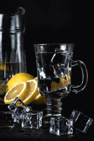 Натюрморт Чорному Тлі Склянка Лід Холодна Питна Вода Жовтий Лимон — стокове фото