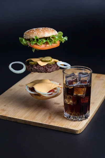 Klassischer Burger Stillleben Eines Burgers Und Einer Cola Trinken Sie — Stockfoto