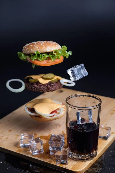 Klassischer Burger Stillleben Eines Burgers Und Einer Cola Trinken Sie — Stockfoto