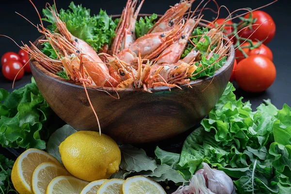 Langostinos Grandes Acostados Plato Madera Plato Mariscos Camarones Salteados Una — Foto de Stock