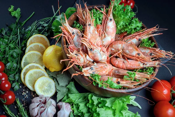 Langostinos Grandes Acostados Plato Madera Plato Mariscos Camarones Salteados Una — Foto de Stock