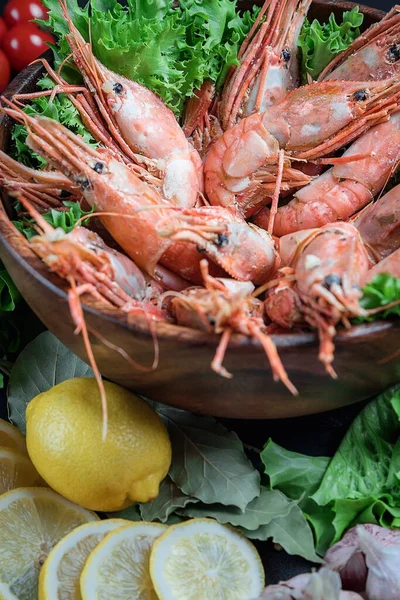 Langostinos Grandes Acostados Plato Madera Plato Mariscos Camarones Salteados Una — Foto de Stock